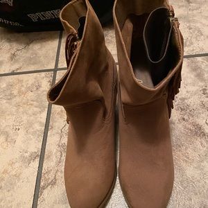 Ankle boots with fringe